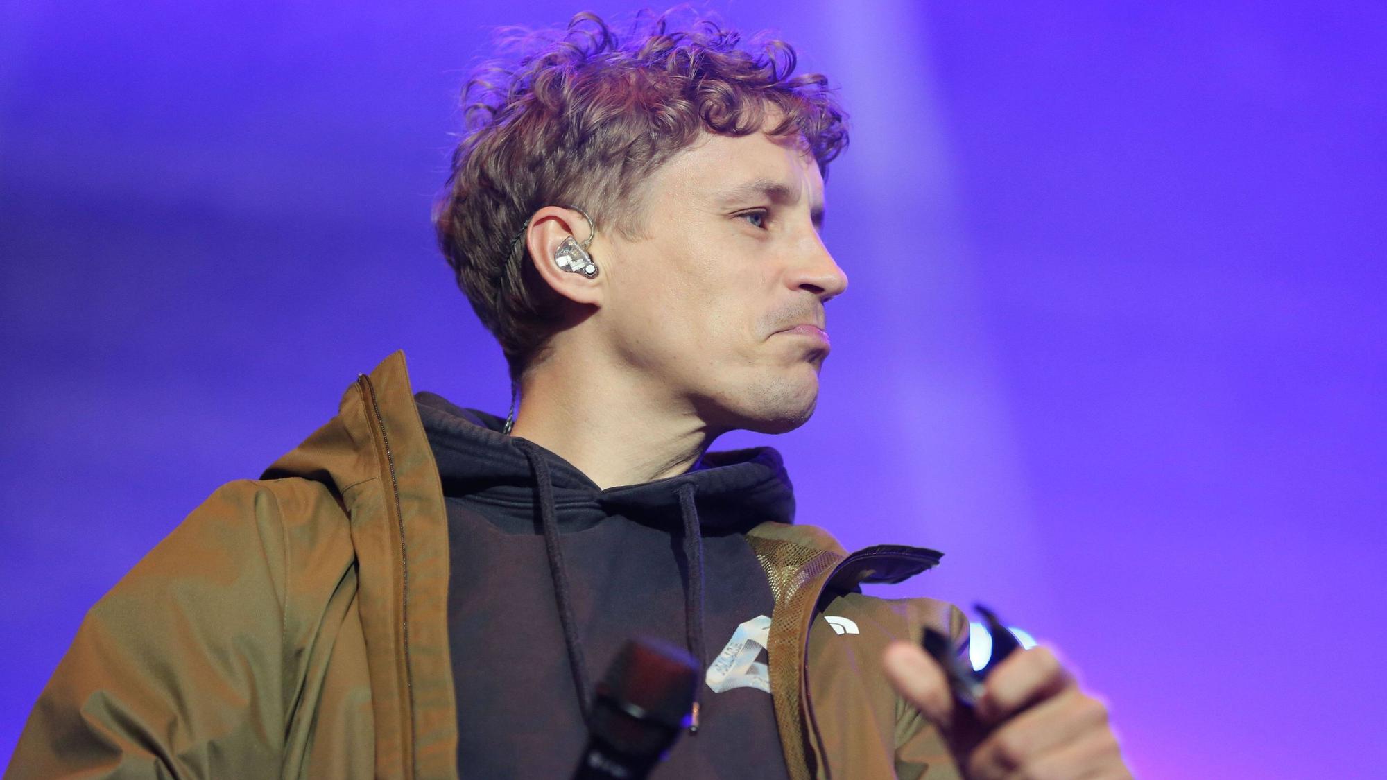 Tim Bendzko auf der Bühne.