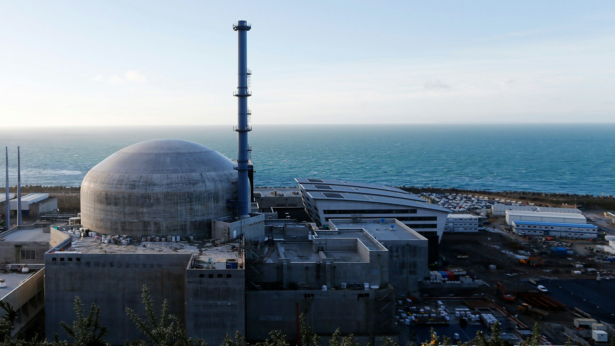 ARCHIV - 16.11.2016, Frankreich, Flamanville: Das Atomkraftwerk in Flamanville.