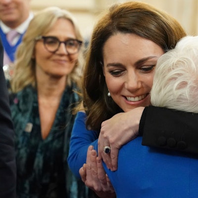 Prinzessin Kate umarmt Yvonne Bernstein bei einer Zeremonie anlässlich des Holocaust-Gedenktages und des 80. Jahrestages der Befreiung von Auschwitz-Birkenau.