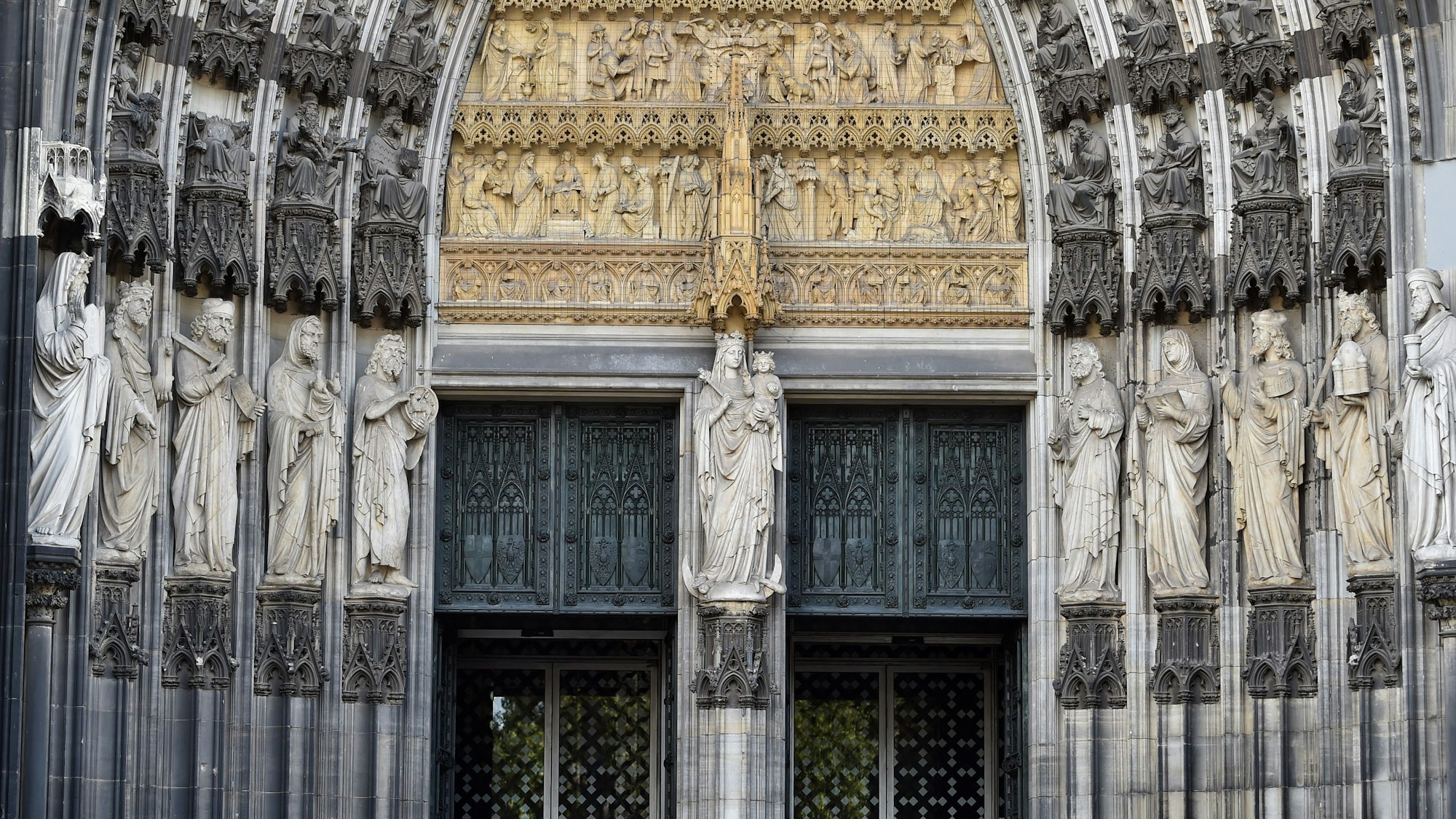 Besucher stehen am 12.10.2017 in Köln (Nordrhein-Westfalen) vor der Eingangstür des Kölner Domes.