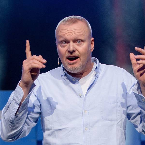 Entertainer Stefan Raab spricht bei der Eröffnung vom Unternehmensgründer- und Investorentreffen Bits & Pretzels.