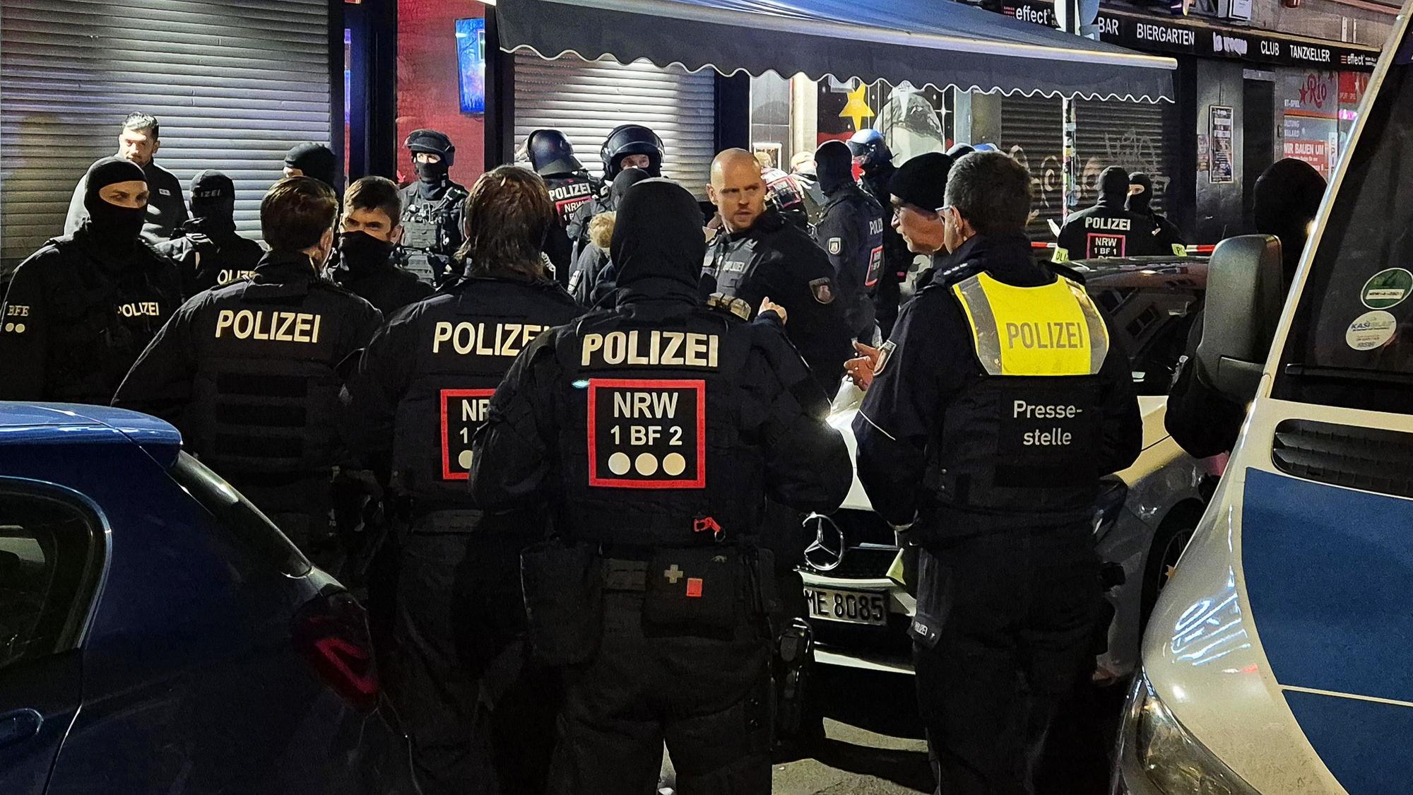 Der Einsatzort auf der Zülpicher Straße am Montagabend.