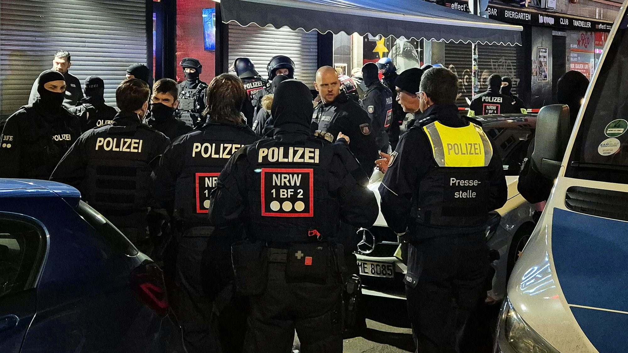 Der Einsatzort auf der Zülpicher Straße am Montagabend.
