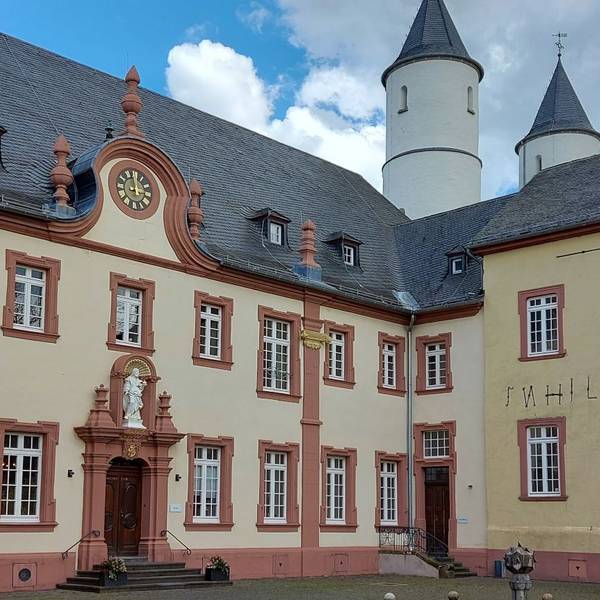 Dad Bild zeigt die Prälatur des Klosters Steinfeld.