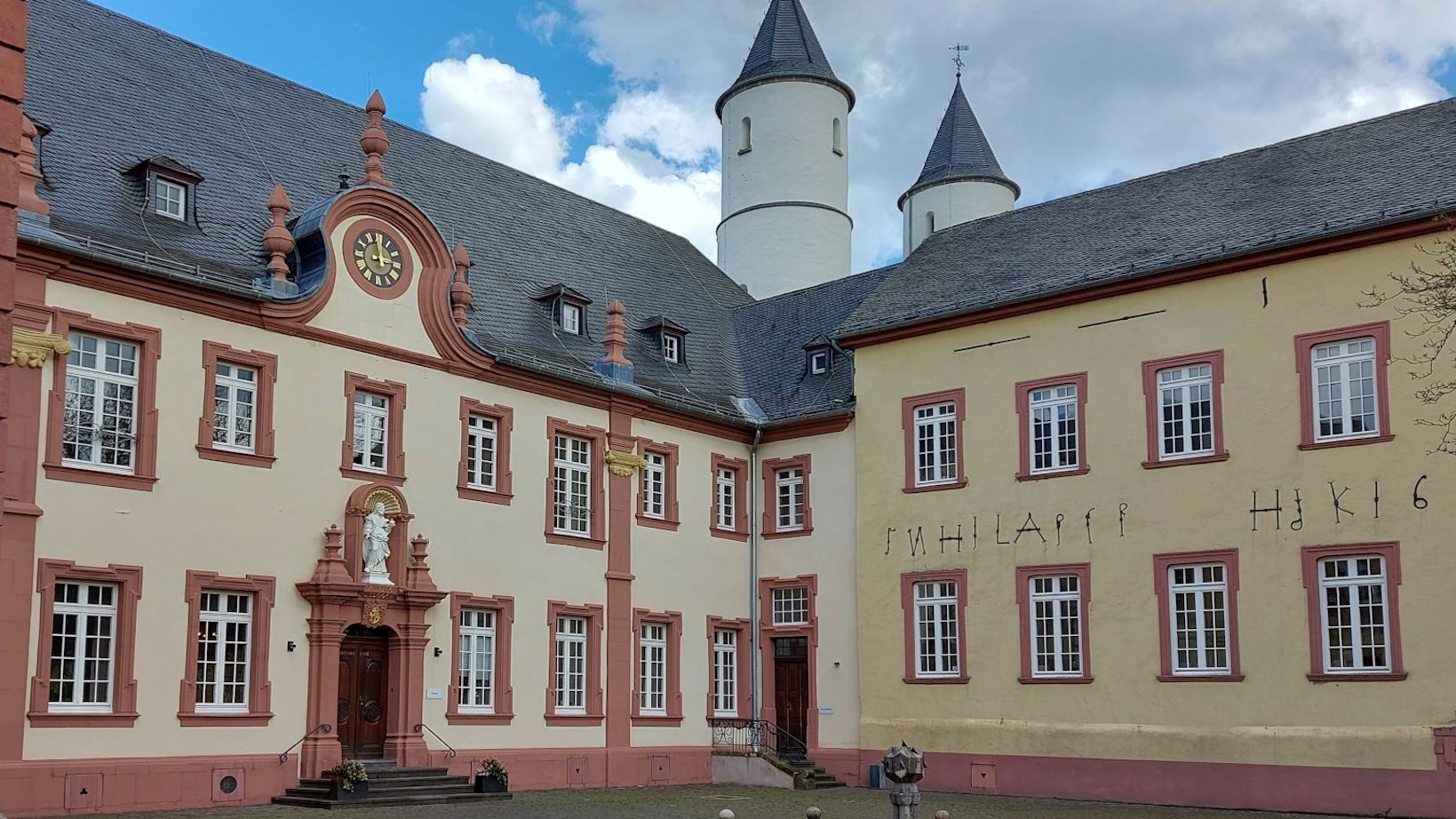 Dad Bild zeigt die Prälatur des Klosters Steinfeld.