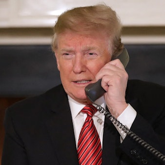 Donald Trump telefoniert während seiner ersten Amtszeit im Weißen Haus. Britische Regierungsbeamte haben nun ihre Eindrücke von den damaligen Gesprächen mit Trump geschildert. (Archivbild)