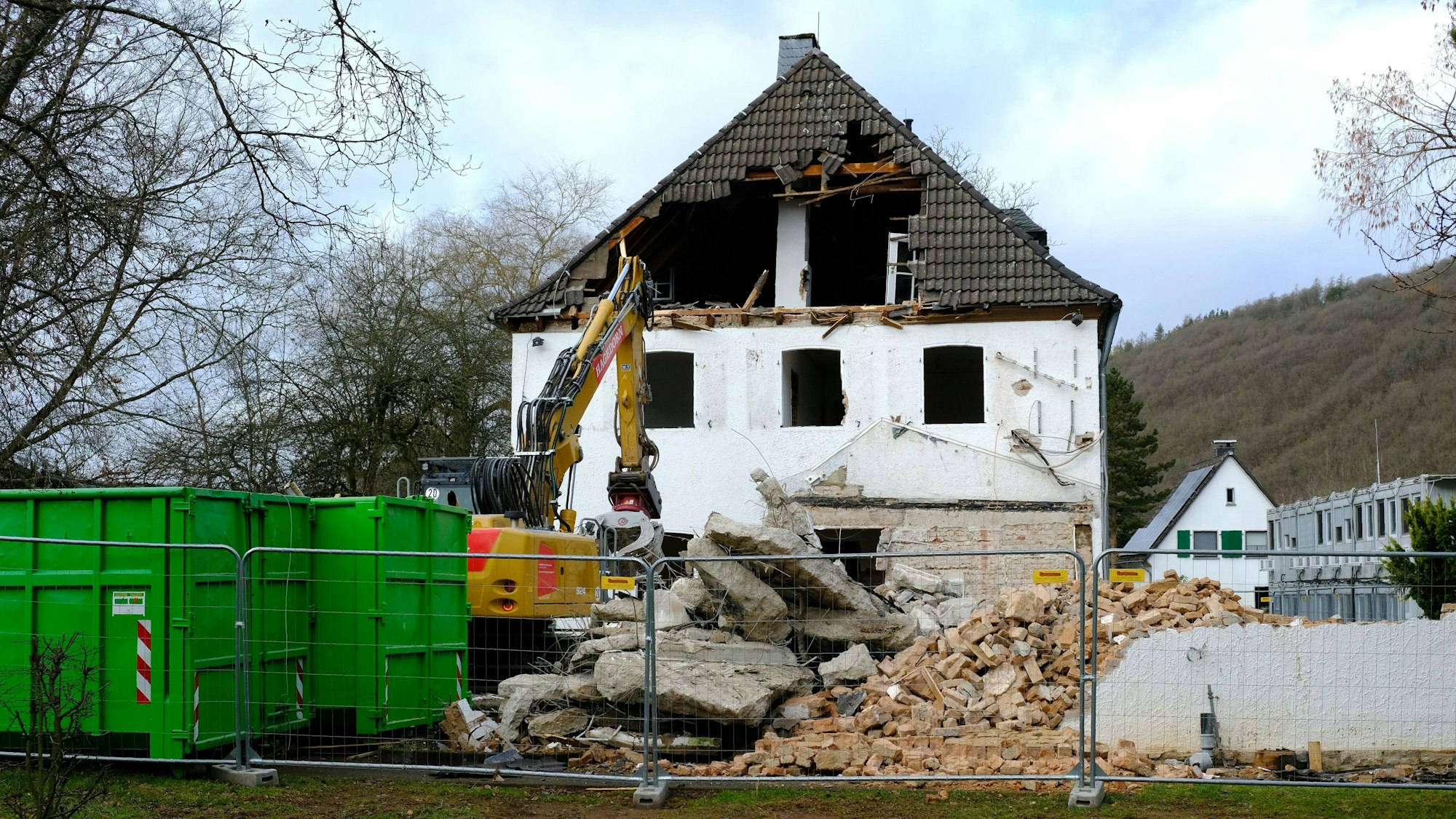 Am Nationalpark-Forstamt in der Urftseestraße in Gemünd haben die Abrissarbeiten begonnen.