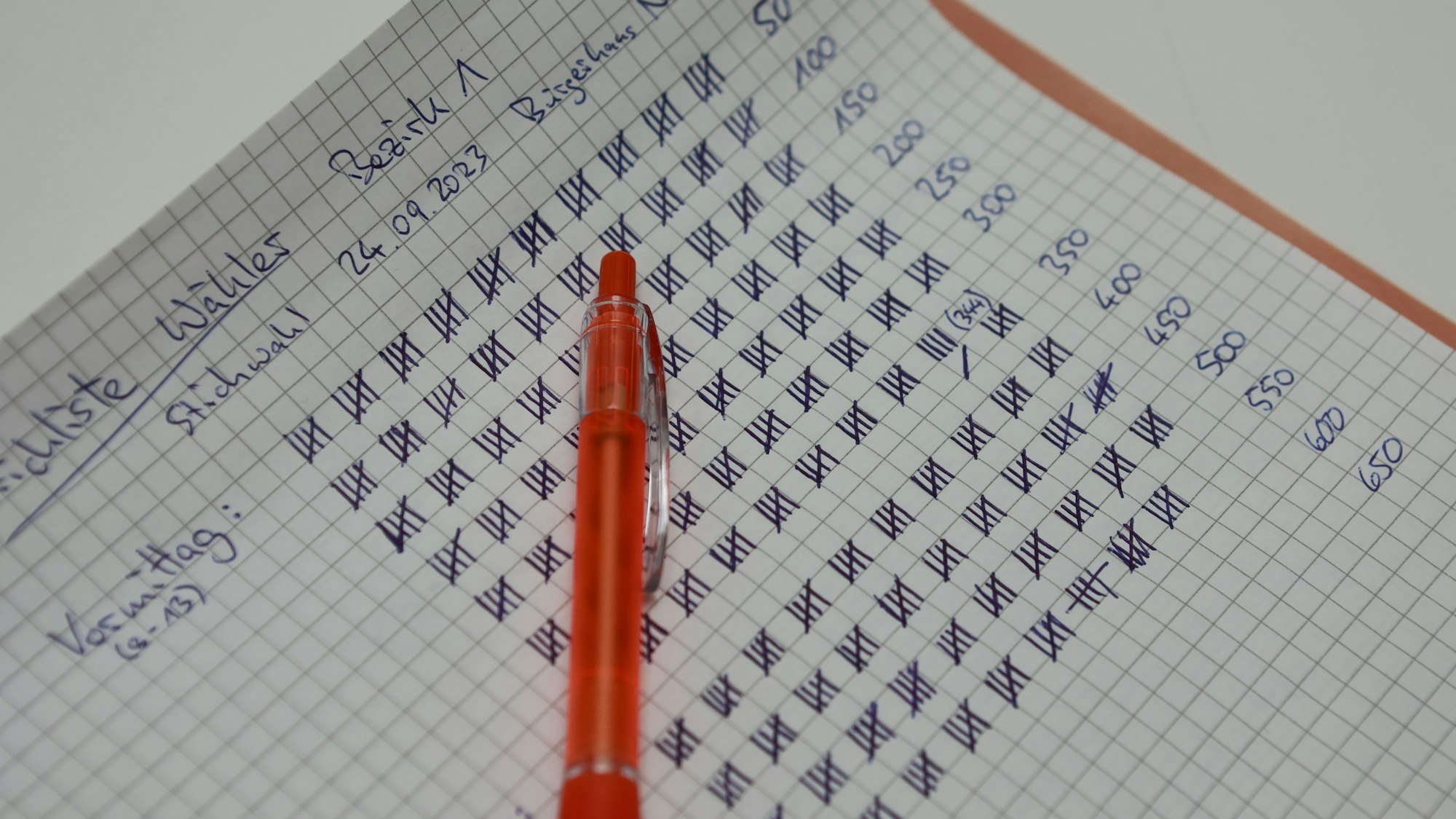 Blick auf die Übersicht einer Wahlbeteiligungsliste im Wahlbüro im Bürgerhaus Nordhausen. +++ dpa-Bildfunk +++