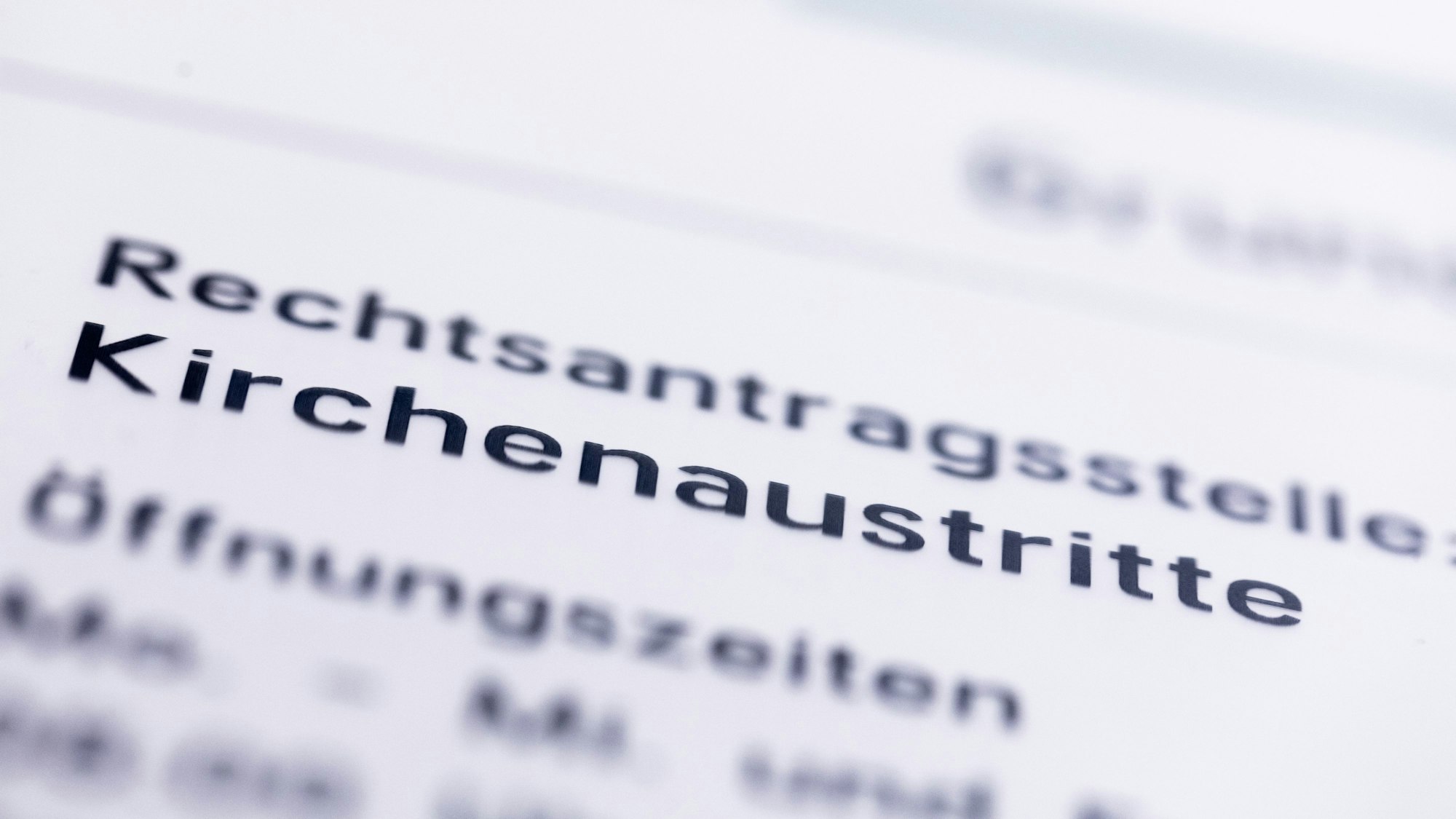 Ein Hinweisschild mit der Aufschrift „Kirchenaustritte“.