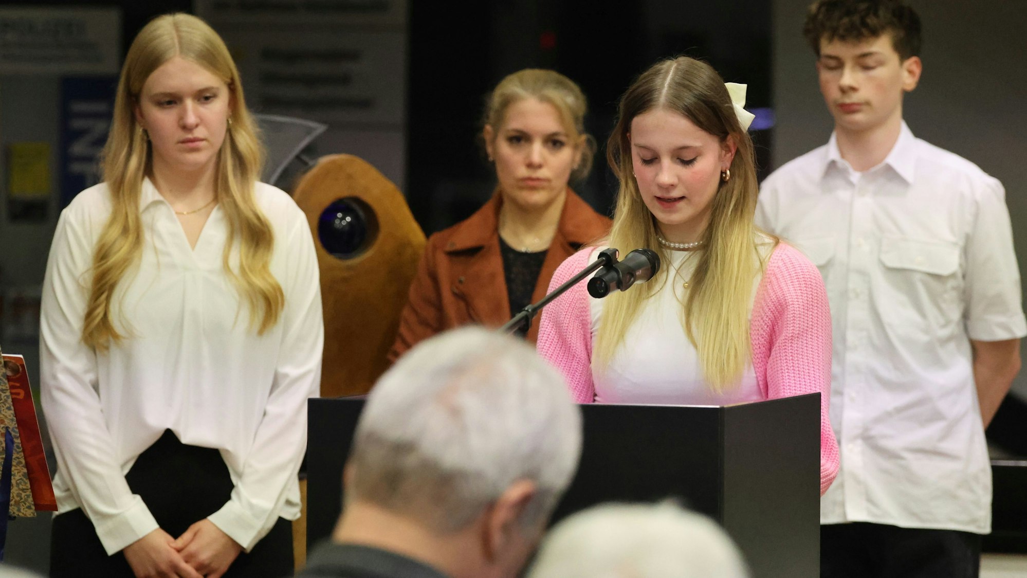 Schülerinnen und Schüler des Waldbröler Hollenberg-Gymnasiums und Lehrerin Nadine Friederichs (im Hintergrund) beteiligten sich ebenfalls an der Feier im Rathaus der Nachbargemeinde Nümbrecht.