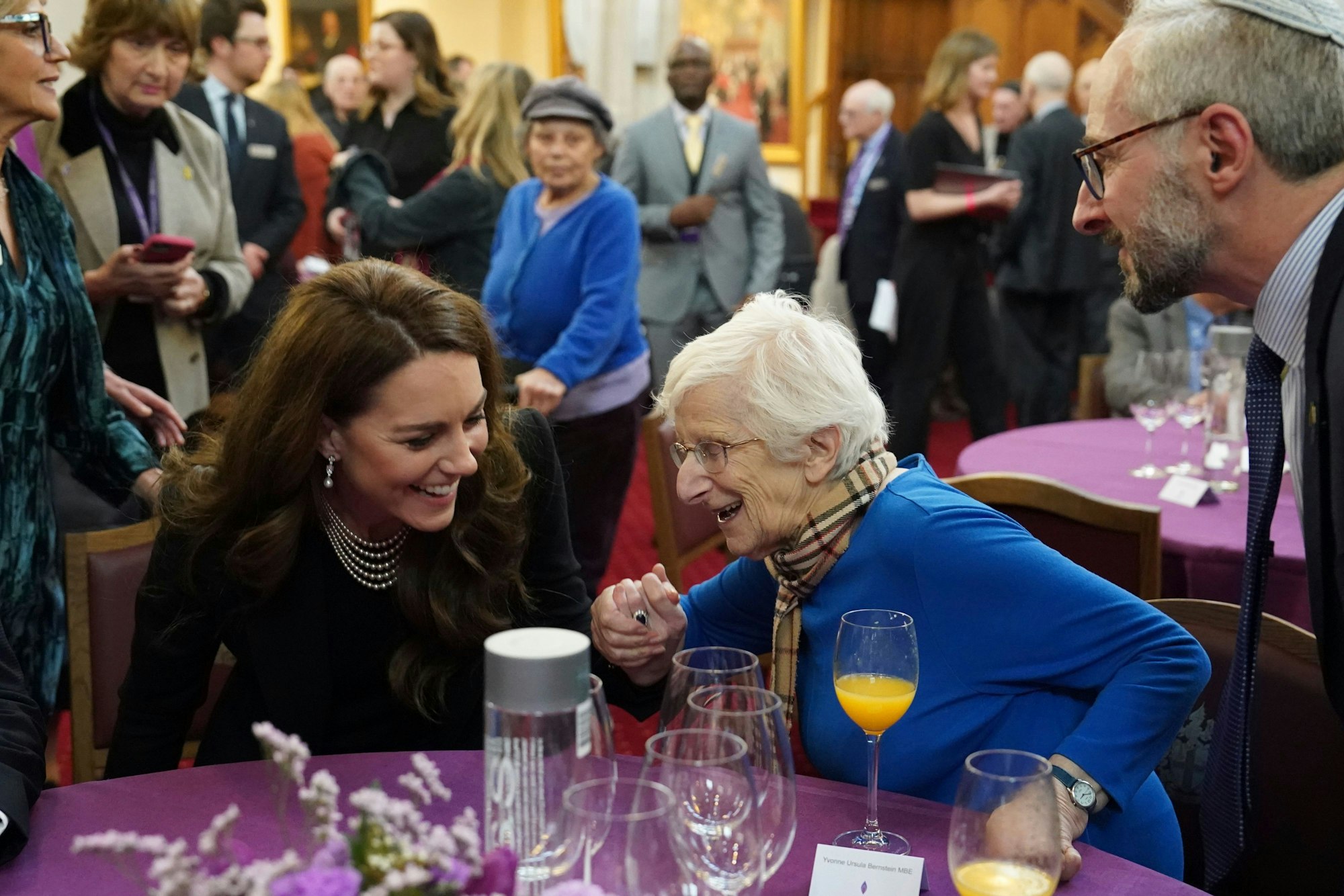 London: Kate, Prinzessin von Wales, spricht mit Yvonne Bernstein bei einer Zeremonie anlässlich des Holocaust-Gedenktages und des 80. Jahrestages der Befreiung von Auschwitz-Birkenau, dem ehemaligen deutschen Konzentrations- und Vernichtungslager.