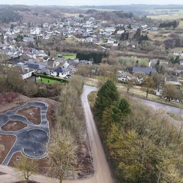 Das Luftbild zeigt den neuen Pumptrack in Nettersheim. Im Hintergrund ist der Ort zu sehen.