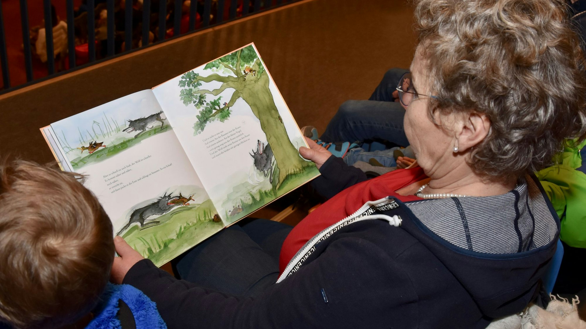 Ulrike Morgenstern hatte zur Vertiefung zusätzlich für ihre Enkel ein Bilderbuch mitgebracht.
