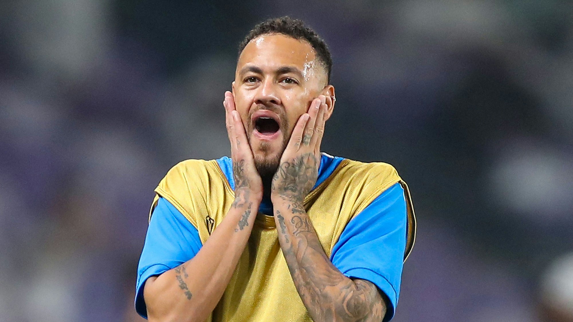 Neymar schlägt beim Aufwärmen die Hände ans Gesicht.