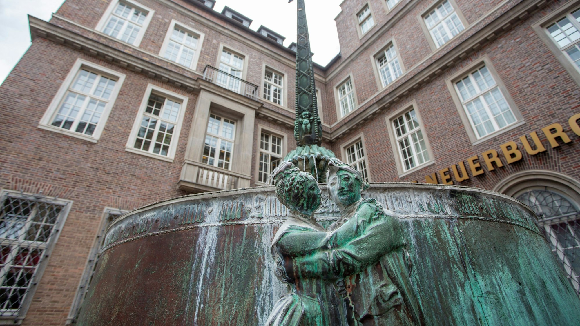 Der Fastnachtsbrunnen am Gülichplatz, auf dem die vierte Strophe des Gedichts zu entdecken ist.