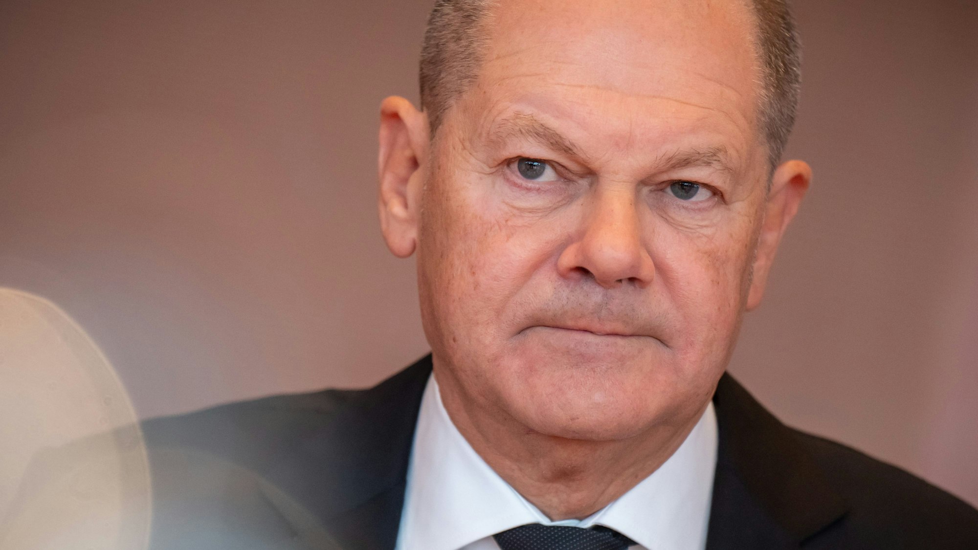 Bundeskanzler Olaf Scholz (SPD), wartet auf den Beginn der Sitzung des Bundeskabinetts im Kanzleramt.