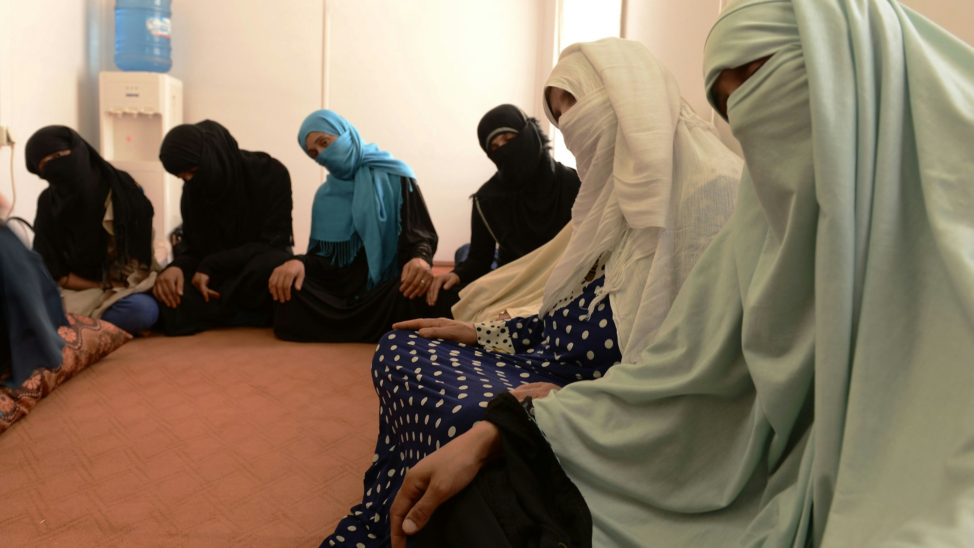 Eine Gruppenberatung von „Medica Afghanistan“ im Jahr 2016: Afghaninnen konnten sich in diesem Rahmen austauschen und bekamen Beistand. Zur Entspannung machten sie Dehnübungen.