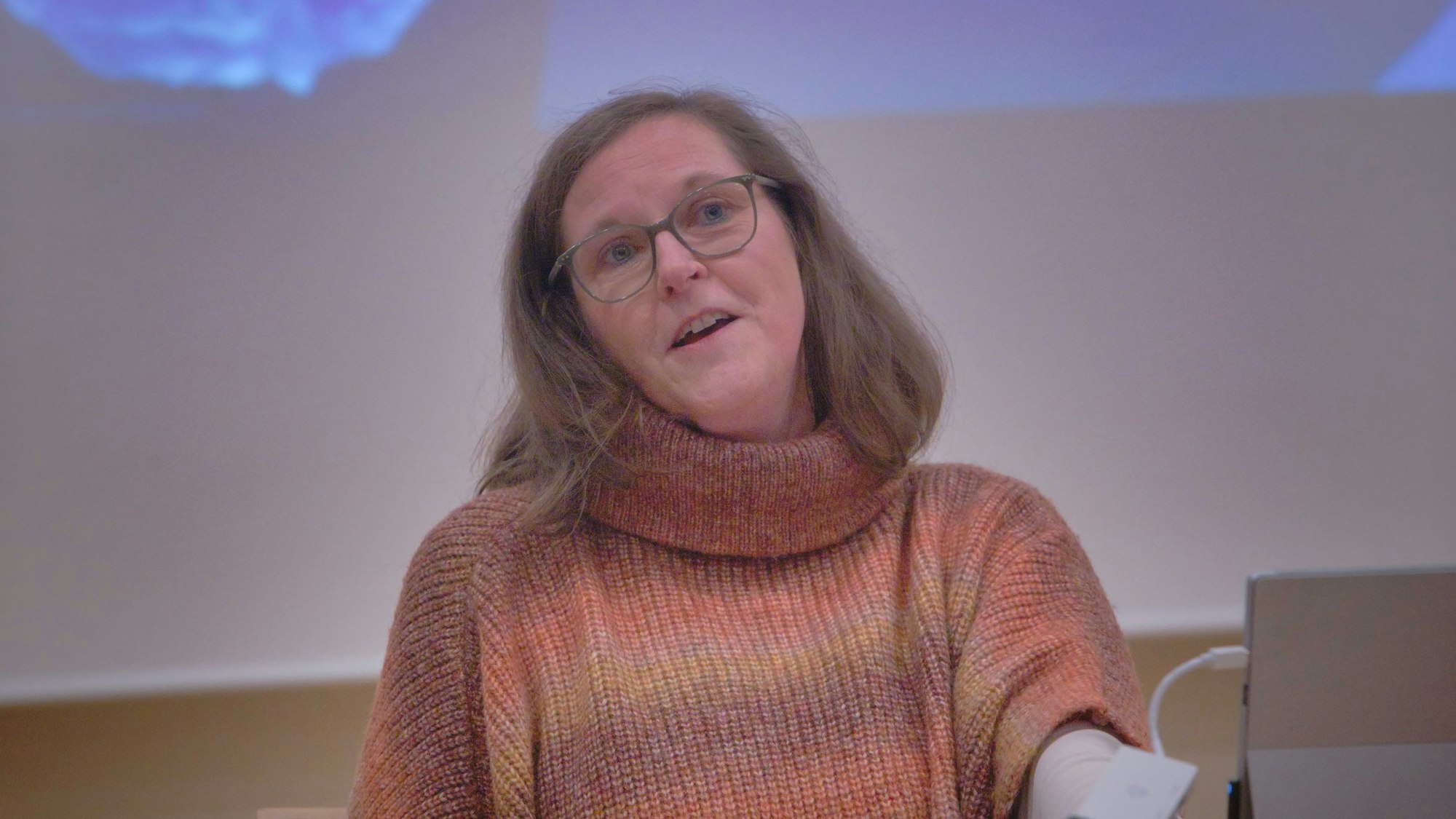 Rita Müller-Fieberg bei einer Lesung.