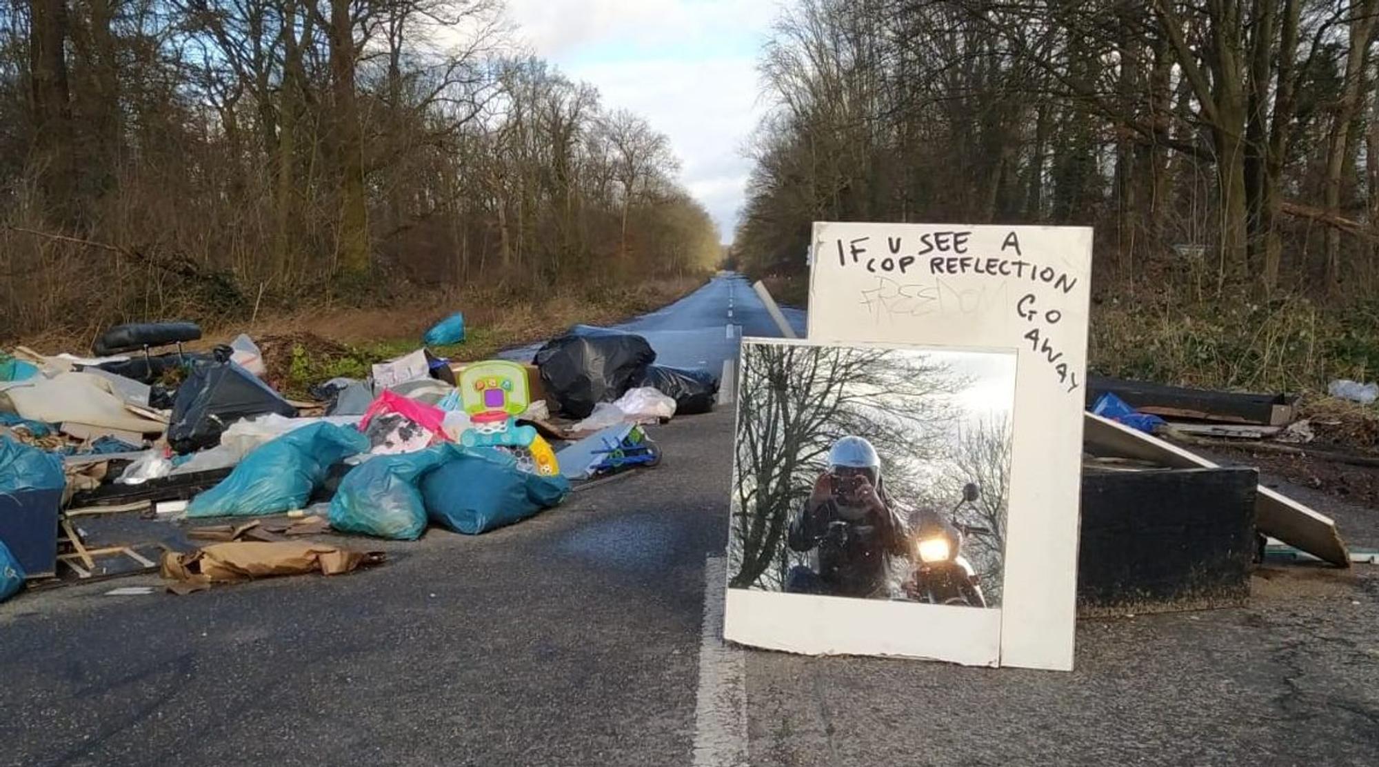 Das Bild zeigt eine Barrikade auf einer Straße am Sündenwäldchen in Kerpen.