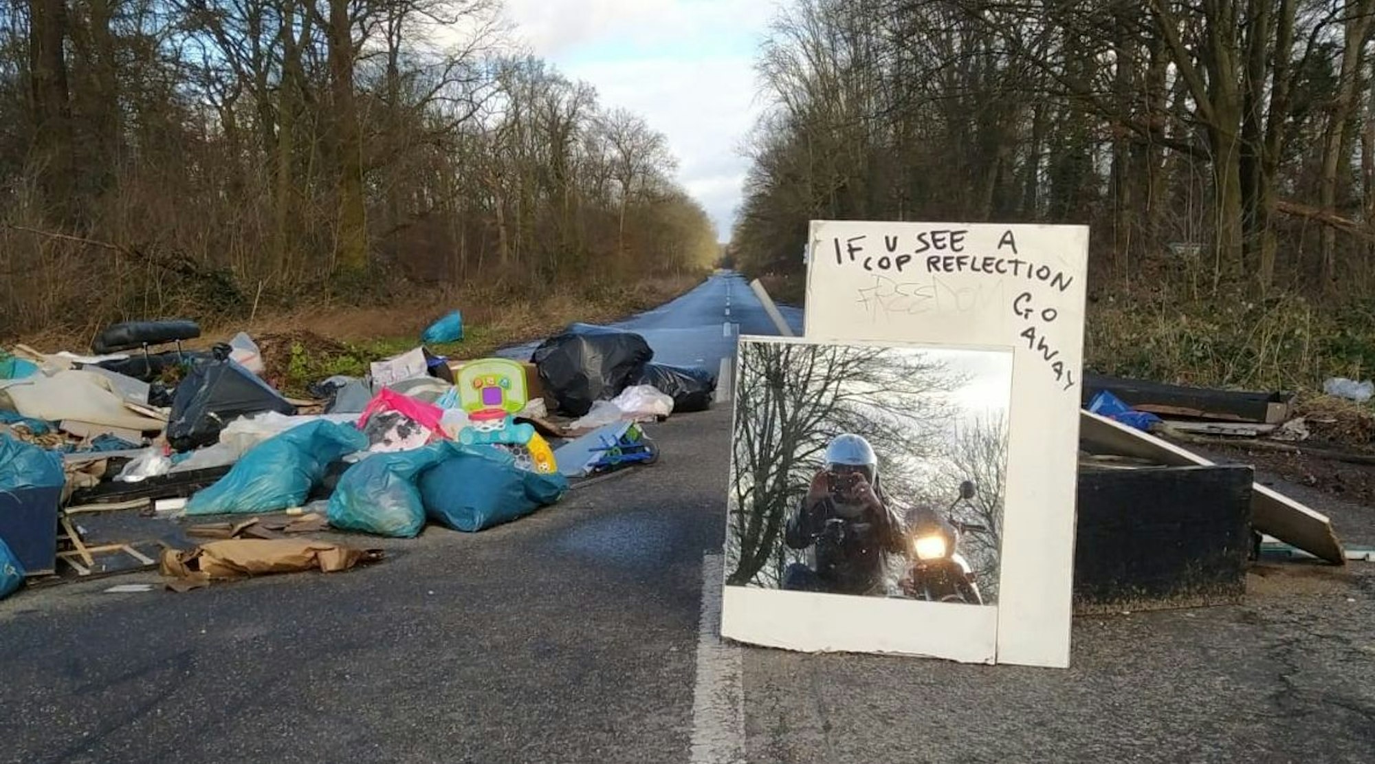 Das Bild zeigt eine Barrikade auf einer Straße am Sündenwäldchen in Kerpen.