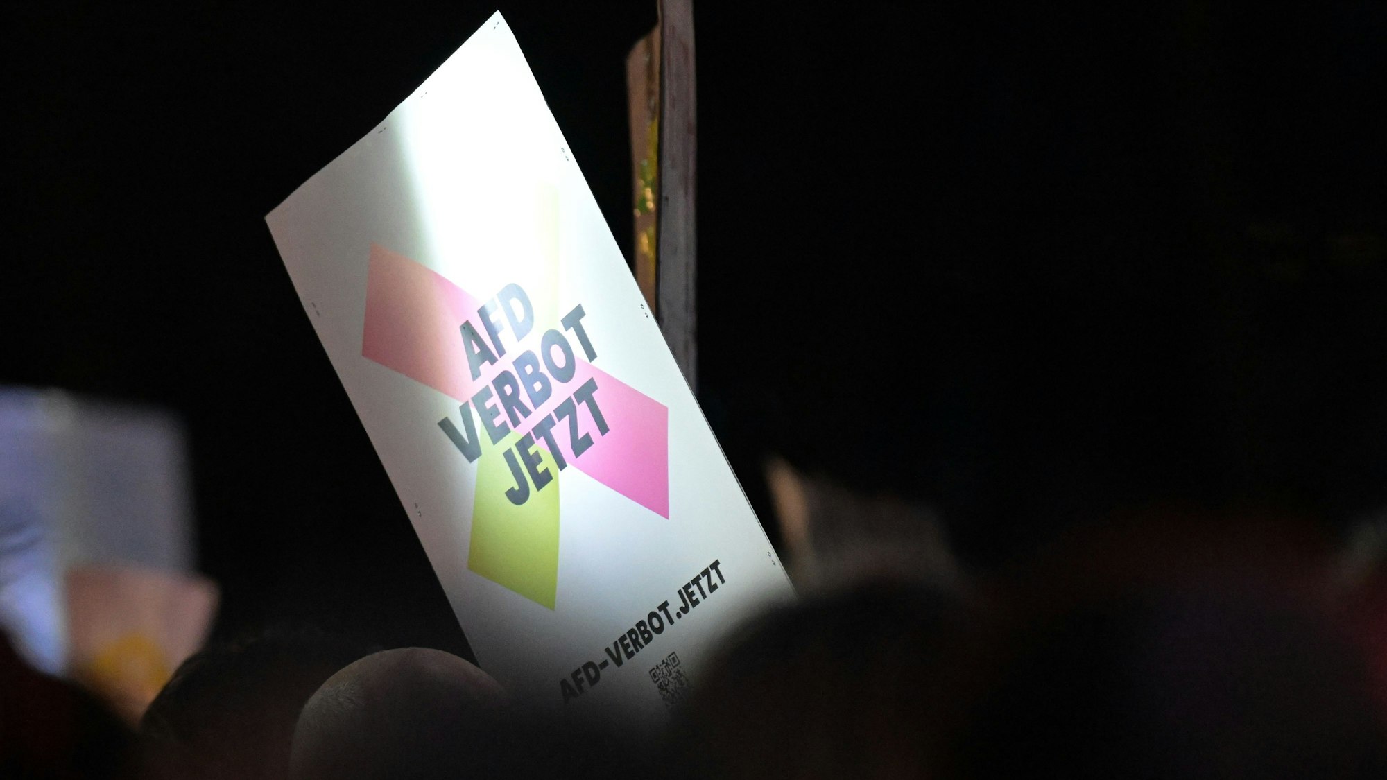 „AfD Verbot jetzt“ steht auf einem Schild auf einer Demonstration.
