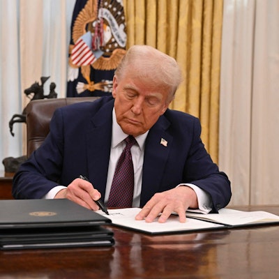 Trump unterzeichnet ein Dekret im Weißen Haus am 23. Januar. 2025.