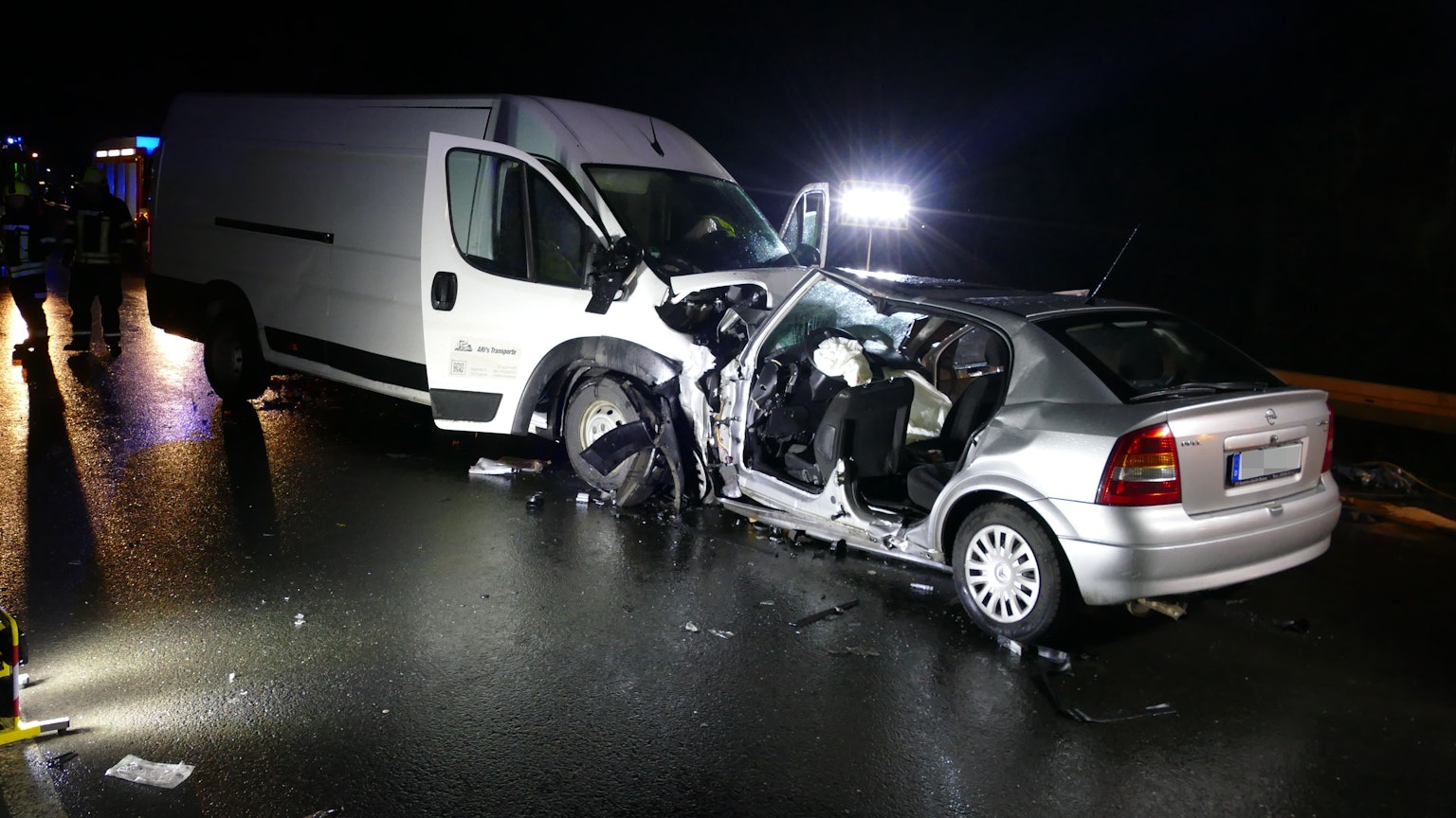 Die Autos waren aus ungeklärten Gründen zusammengestoßen.