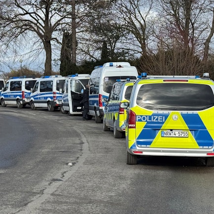 Das Bild zeigt mehrere Polizeifahrzeuge einer Hundertschaft.