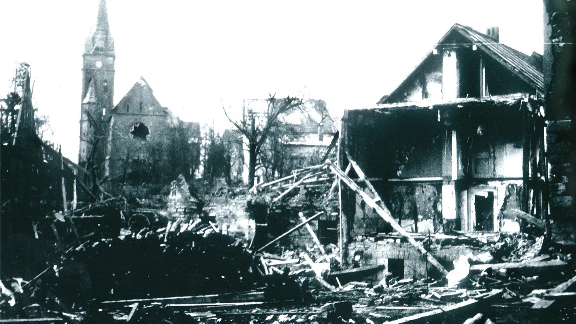 62 Tote gab es bei einem Bombenangriff auf Rosbach am 2. Februar 1945, im Hintergrund die katholische Kirche, die ebenfalls schwer beschädigt wurde.