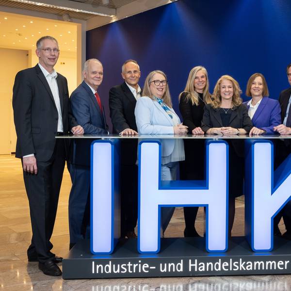 Das Foto zeigt das Präsidium der IHK Köln an einem Tisch, der auf den drei Buchstaben I, H und K ruht.