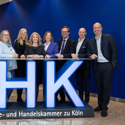 Das Foto zeigt das Präsidium der IHK Köln an einem Tisch, der auf den drei Buchstaben I, H und K ruht.