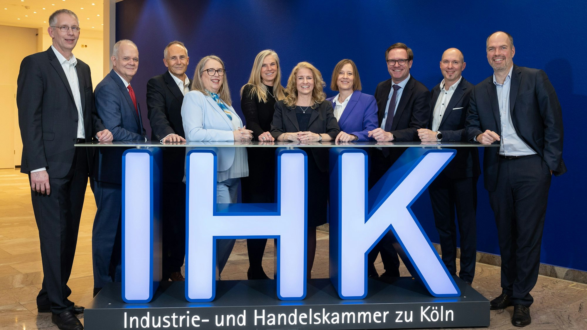 Das Foto zeigt das Präsidium der IHK Köln an einem Tisch, der auf den drei Buchstaben I, H und K ruht.
