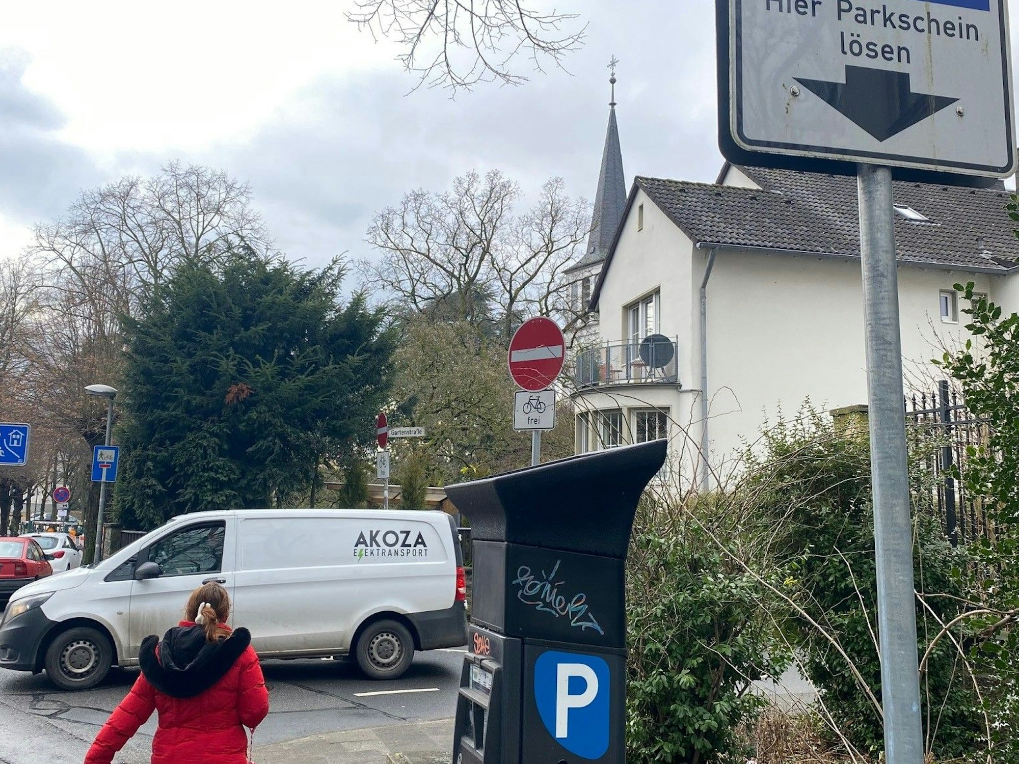 Zu sehen ist ein Parkautomat an einer Brühler Straße.