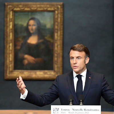 Der französische Präsident Emmanuel Macron hält eine Rede, um eine mehrjährige Überholung und langfristige Investitionen zur Modernisierung des Louvre anzukündigen.
