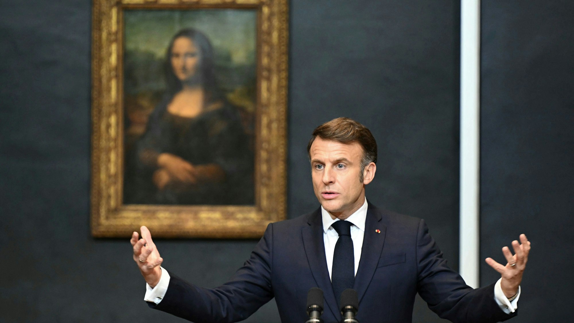 Der französische Präsident Emmanuel Macron hält eine Rede, um eine mehrjährige Überholung und langfristige Investitionen zur Modernisierung des Louvre anzukündigen.