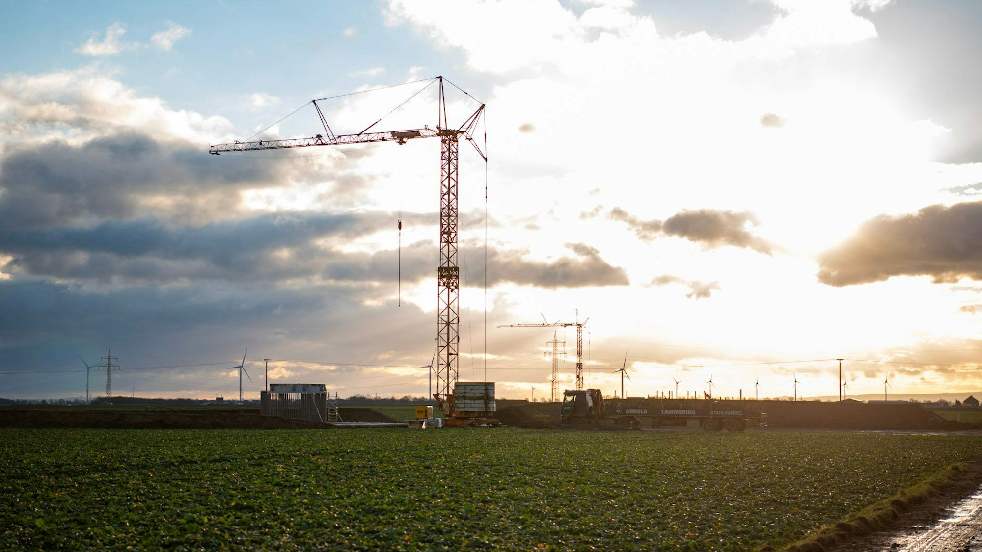 Bei Rövenich steht ein Baukran auf einem Acker.