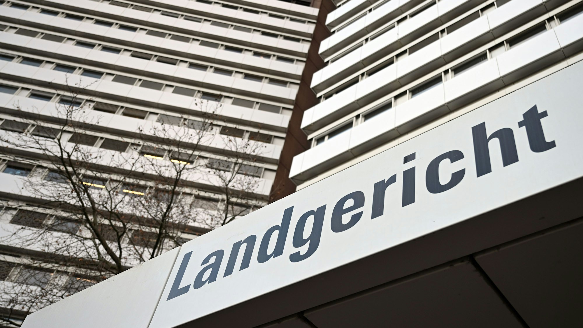 ARCHIV - 12.12.2023, Nordrhein-Westfalen, Köln: Ein Schild weist auf das Landgericht Köln hin.