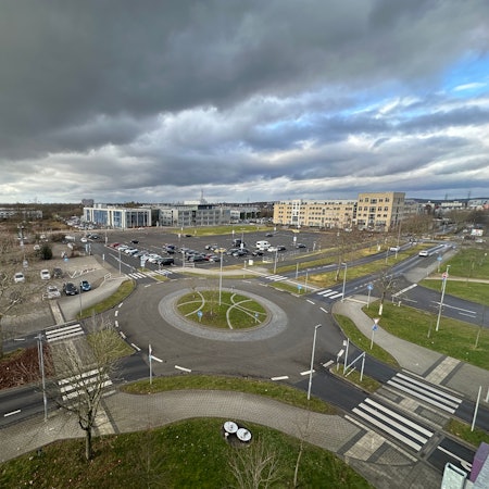 Auf dem Parkplatz zwischen Hochschule und Huma wäre ein guter Platz für einen Rathausneubau.