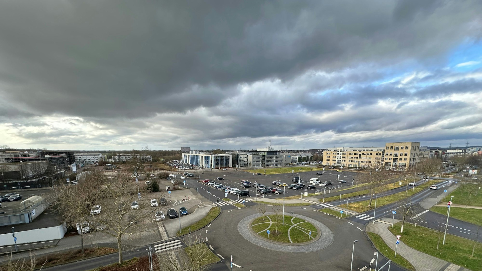 Auf dem Parkplatz zwischen Hochschule und Huma wäre ein guter Platz für einen Rathausneubau.
