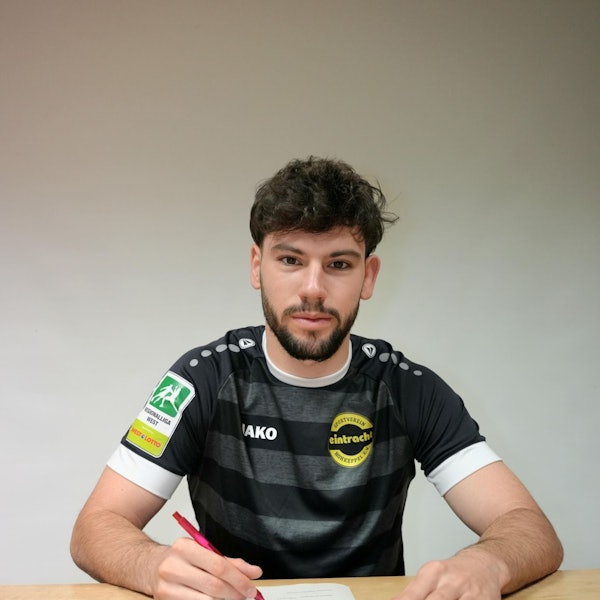 Zu sehen ist das Porträt eines Fußballers