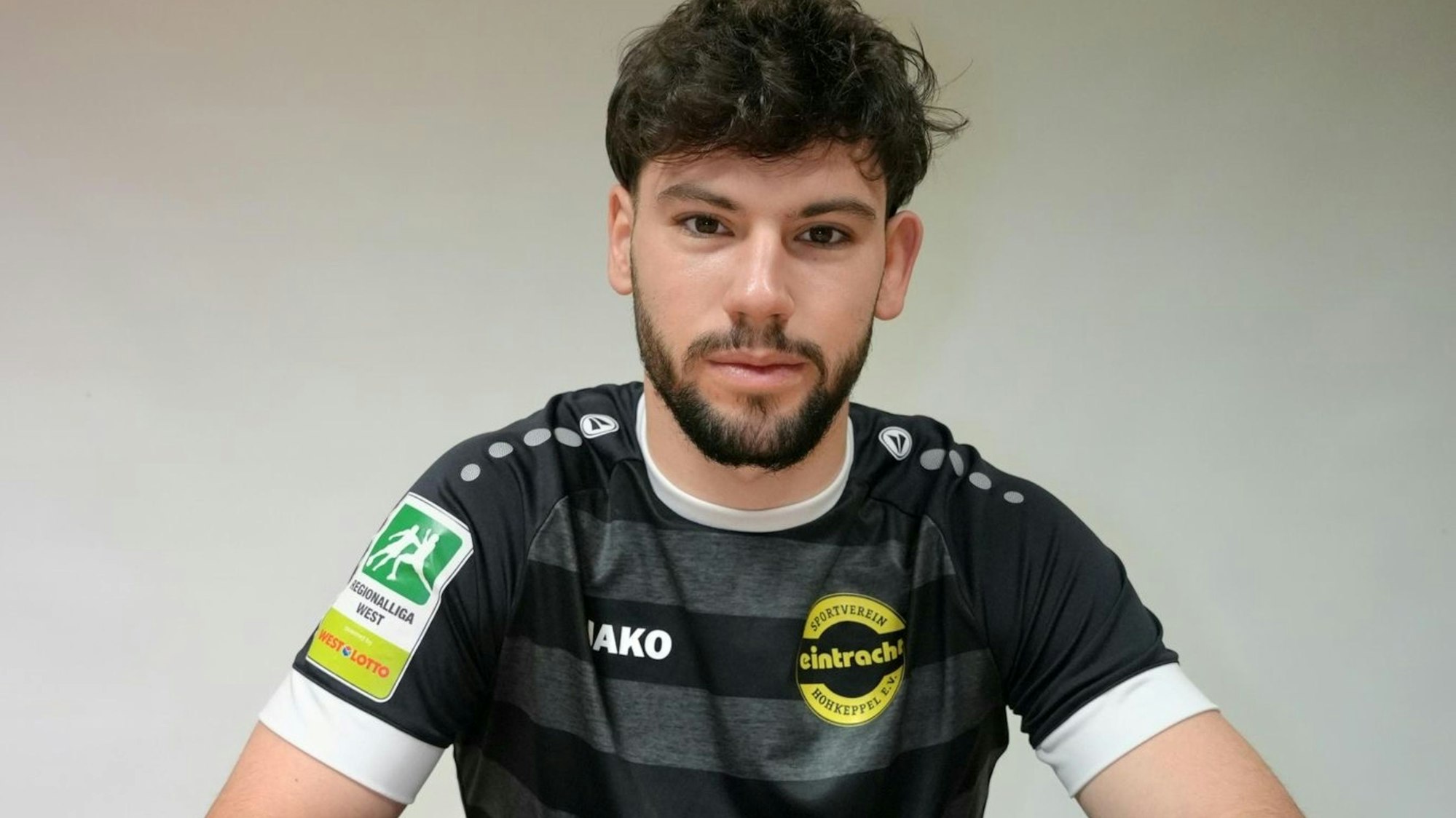 Zu sehen ist das Porträt eines Fußballers