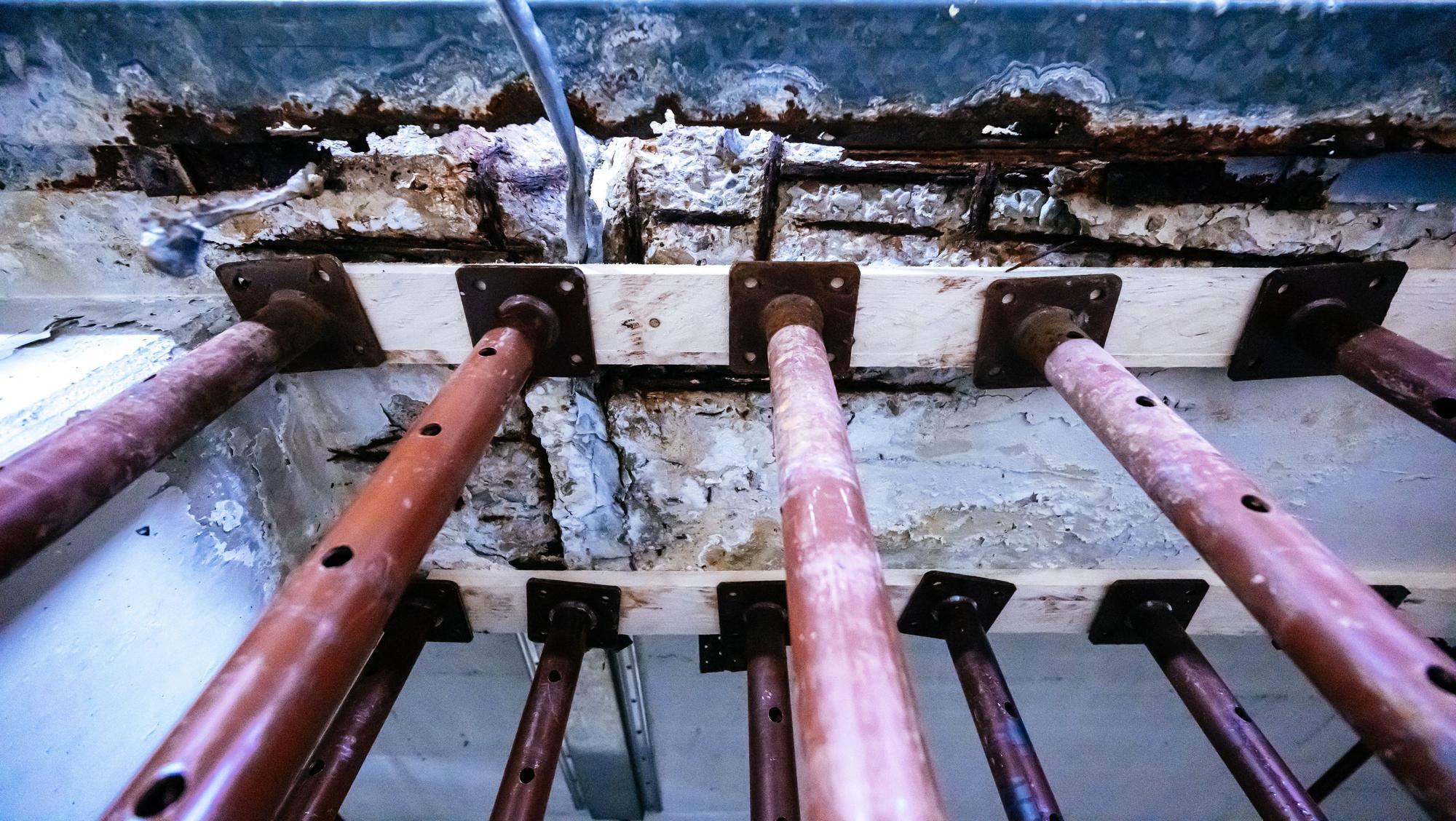 Rost ohne Ende, bröckelnder Beton: Teile der Tiefgarage weisen massive Schäden auf.