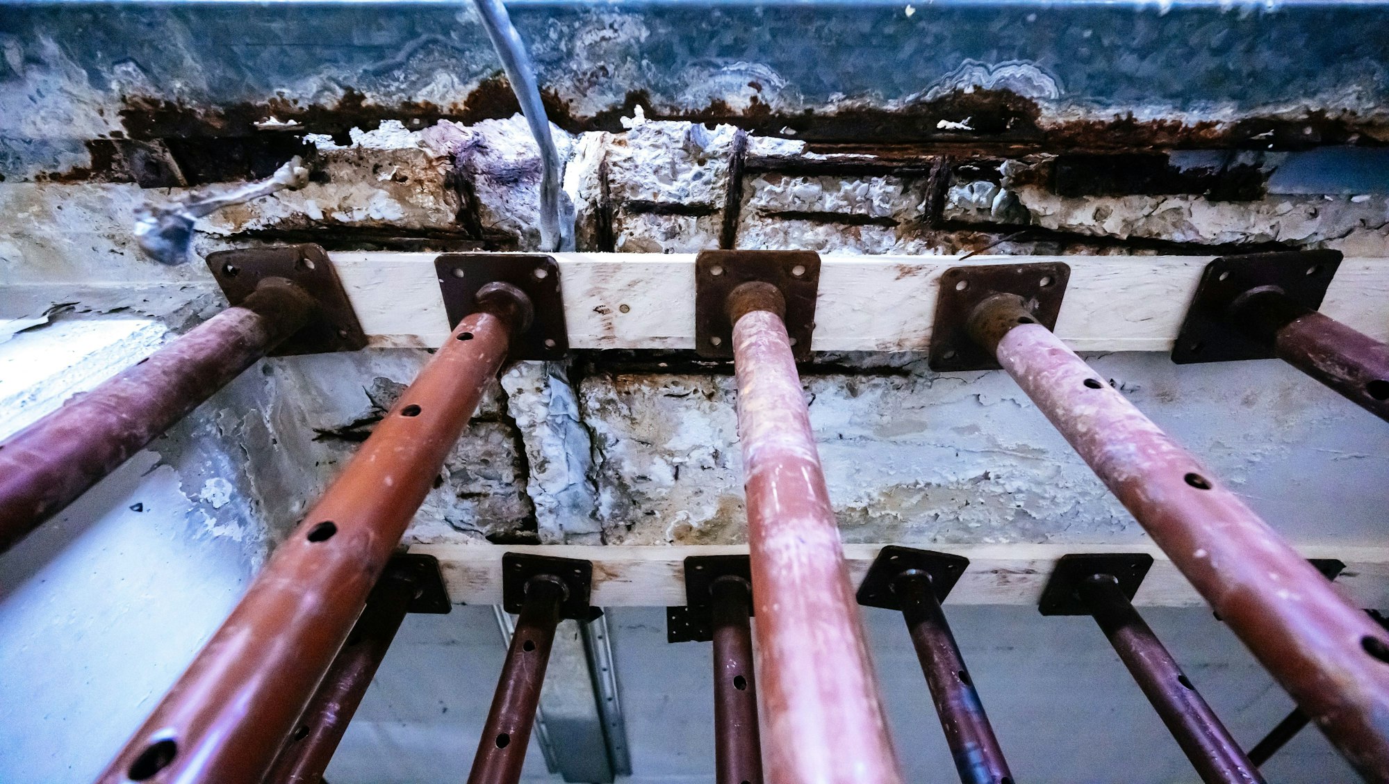 Rost ohne Ende, bröckelnder Beton: Teile der Tiefgarage weisen massive Schäden auf.