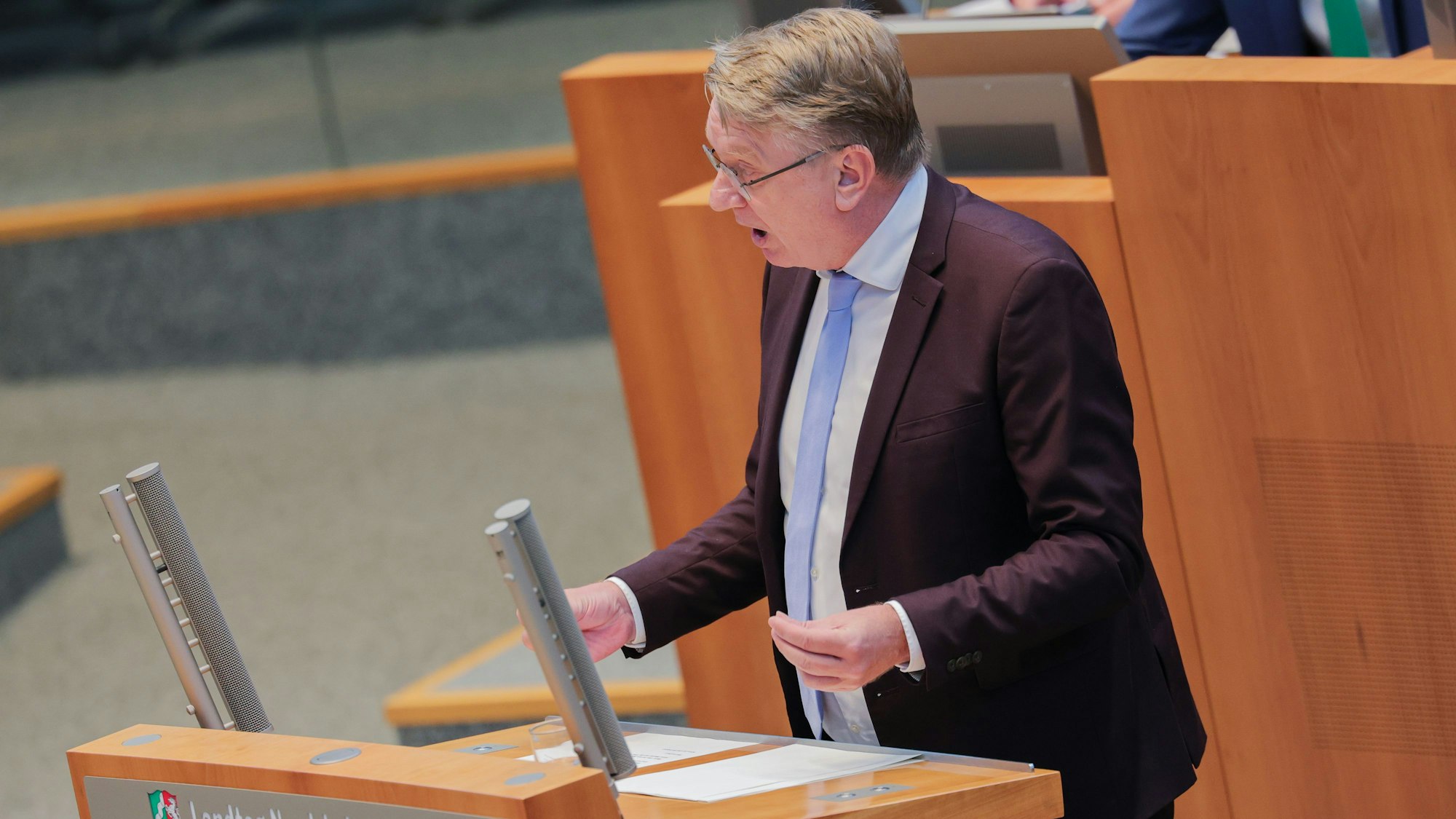 Düsseldorf: Markus Wagner (AfD) spricht im Plenum des Landtags. Nach der tödlichen Messerattacke von Aschaffenburg und einer Reihe von Gewalttaten in Nordrhein-Westfalen wird auch im Bundesland der Ruf nach schärferen Asyl- und Migrationsregeln lauter.