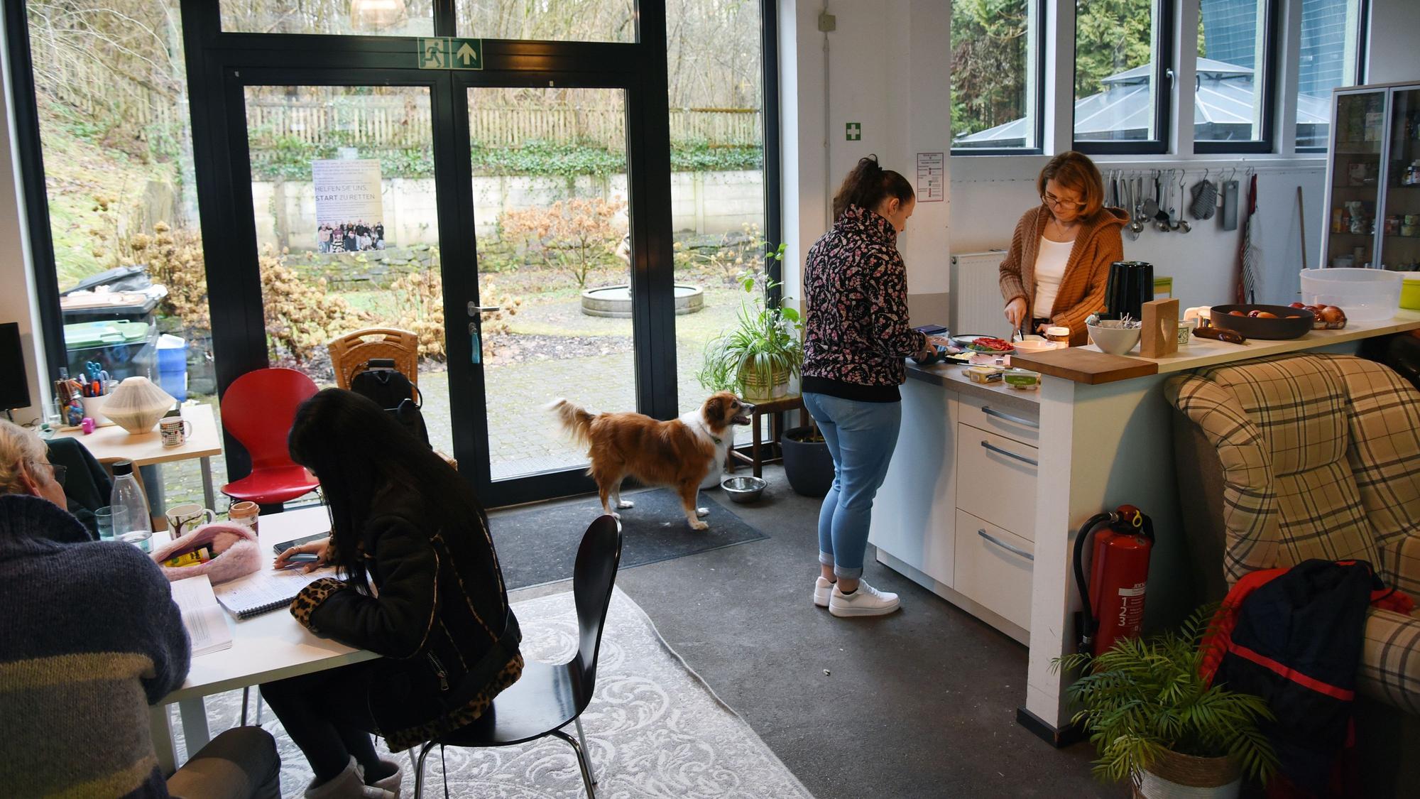 Das Foto zeigt einen Raum und Teilnehmende des "Start"-Projekts