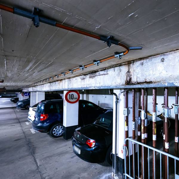 Stahlrohre sollen die maroden Unterzüge in der Tiefgarage Groß St. Martin abstützen.