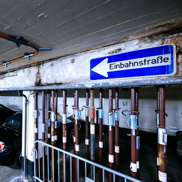 Stahlrohre sollen die maroden Unterzüge in der Tiefgarage Groß St. Martin abstützen.