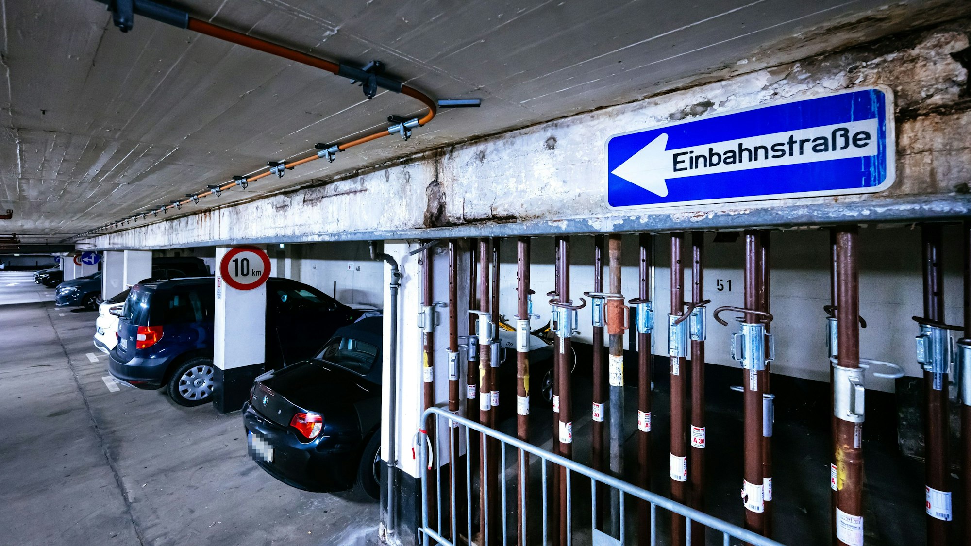 Stahlrohre sollen die maroden Unterzüge in der Tiefgarage Groß St. Martin abstützen.