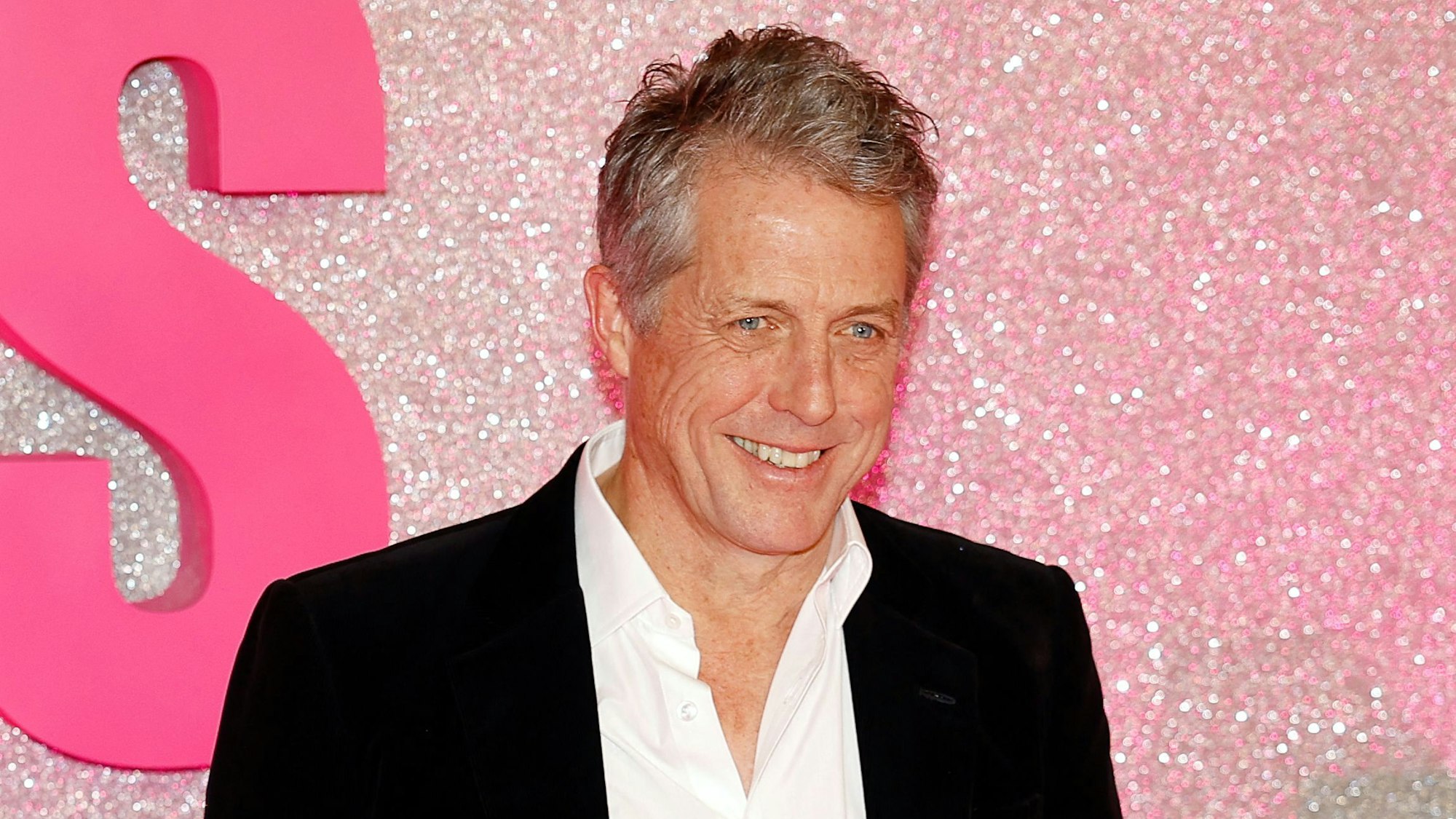 Hugh Grant auf dem roten Teppich.