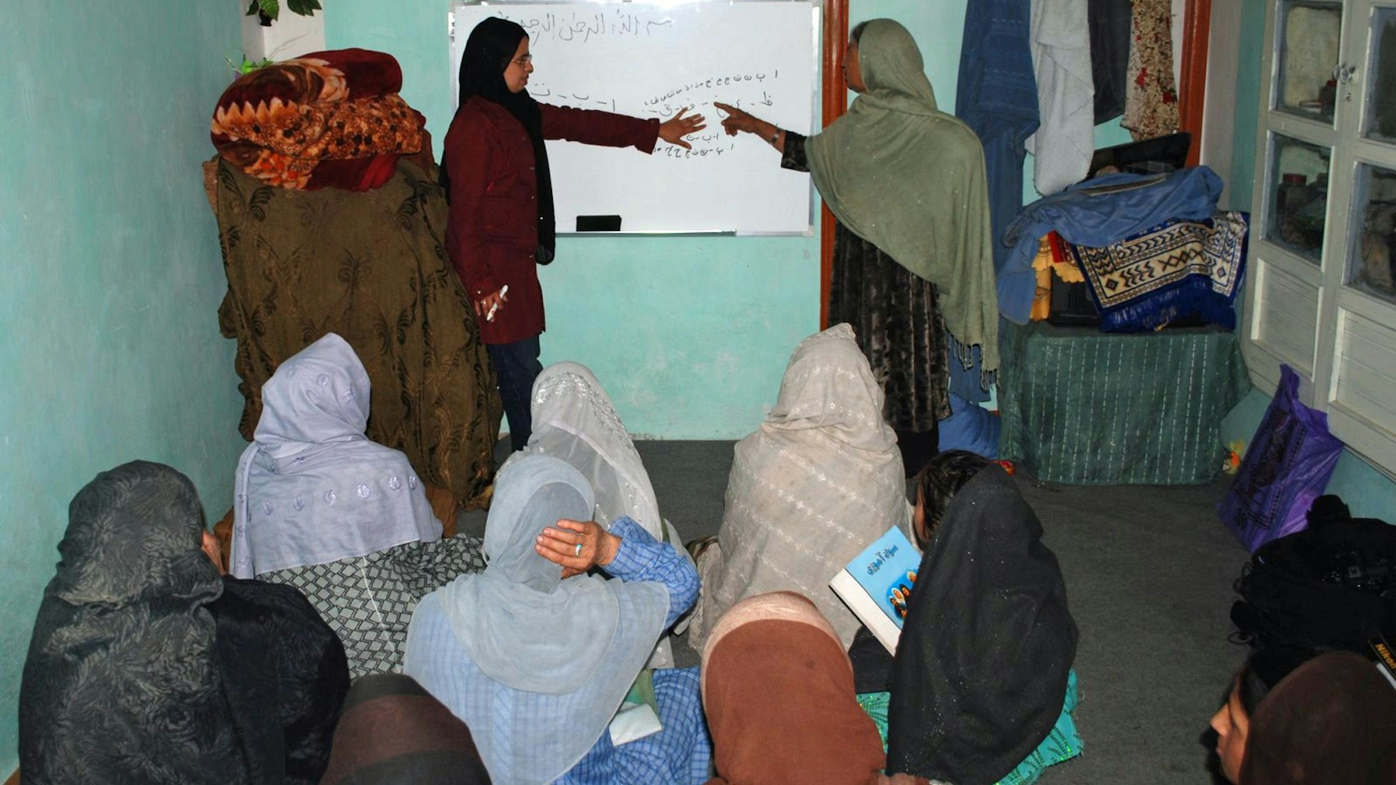 Das Engagement von „Medica Afghanistan“ war breit gefächert. Bei diesem Kurs in Kabul aus dem Jahr 2008 brachte das Team den Teilnehmerinnen das Alphabet bei.